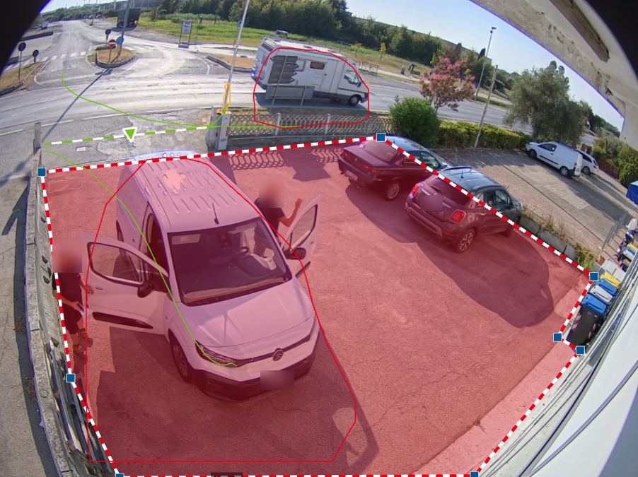 Telecamera fisheye con videoanalisi: zona di allarme sul piazzale e linea di attraversamento sulla sbarra